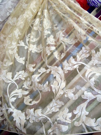 Легкая полупрозрачная гардина из нежной органзы украшена очаровательным растител. . фото 2