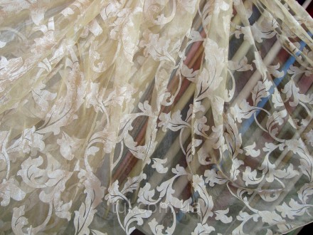 Легкая полупрозрачная гардина из нежной органзы украшена очаровательным растител. . фото 3