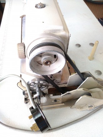 Промышленная швейная машинка Juki б/у.
Имеет 3-х фазный двигатель 380 вольт.

. . фото 4
