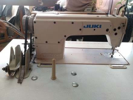 Промышленная швейная машинка Juki б/у.
Имеет 3-х фазный двигатель 380 вольт.

. . фото 3