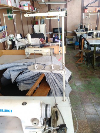 Промышленная швейная машинка Juki б/у.
Имеет 3-х фазный двигатель 380 вольт.

. . фото 8
