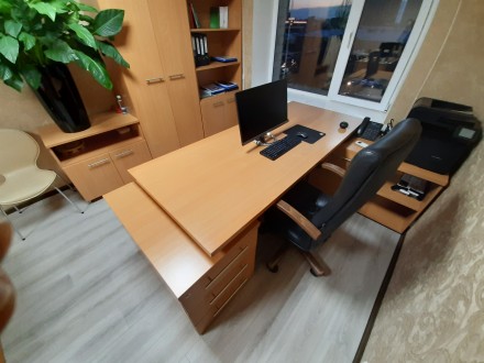 Сборной офисный стол для руководителя в хорошем состоянии. Стол состоит из двух . . фото 3