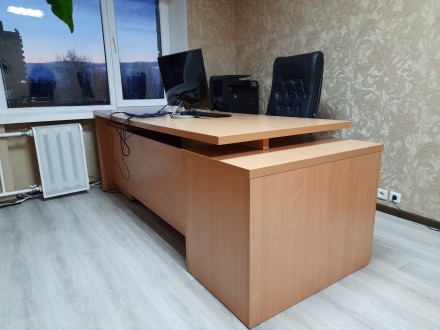 Сборной офисный стол для руководителя в хорошем состоянии. Стол состоит из двух . . фото 2