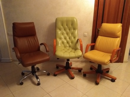 Продаю шкіряні гарні офісні крісла.
Гарний стан.
Дуже зручні, натуральна шкіра. . фото 2