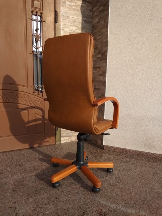 Продаю шикарне крісло для керівника...
Натуральна шкіра,  дуже гарний стан.
Ме. . фото 6