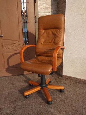 Продаю шикарне крісло для керівника...
Натуральна шкіра,  дуже гарний стан.
Ме. . фото 2