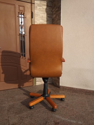 Продаю шикарне крісло для керівника...
Натуральна шкіра,  дуже гарний стан.
Ме. . фото 7