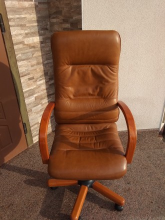 Продаю шикарне крісло для керівника...
Натуральна шкіра,  дуже гарний стан.
Ме. . фото 10