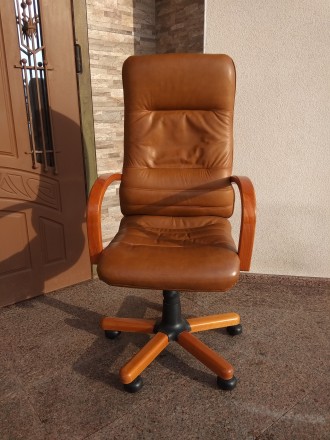Продаю шикарне крісло для керівника...
Натуральна шкіра,  дуже гарний стан.
Ме. . фото 3