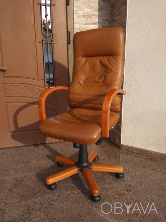 Продаю шикарне крісло для керівника...
Натуральна шкіра,  дуже гарний стан.
Ме. . фото 1