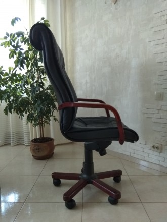 Продаю красиве крісло для керівника.
Висока спинка, зручне. Натуральна шкіра, к. . фото 9