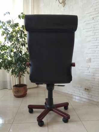 Продаю красиве крісло для керівника.
Висока спинка, зручне. Натуральна шкіра, к. . фото 6