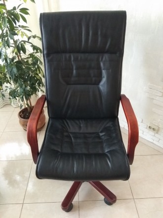 Продаю красиве крісло для керівника.
Висока спинка, зручне. Натуральна шкіра, к. . фото 11