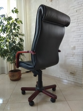Продаю красиве крісло для керівника.
Висока спинка, зручне. Натуральна шкіра, к. . фото 5