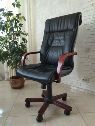 Продаю красиве крісло для керівника.
Висока спинка, зручне. Натуральна шкіра, к. . фото 2