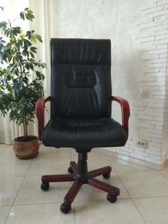 Продаю красиве крісло для керівника.
Висока спинка, зручне. Натуральна шкіра, к. . фото 3