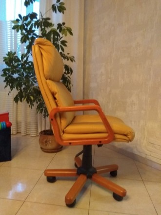 Продаю офісне крісло.
Гарне, зручне, натуральна шкіра.
Механізми справні. 

. . фото 8