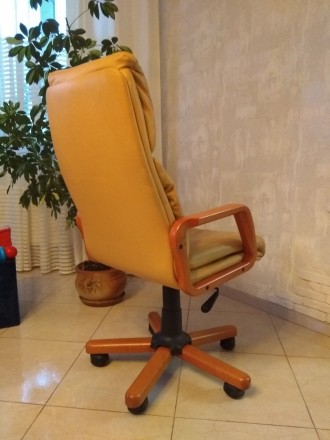 Продаю офісне крісло.
Гарне, зручне, натуральна шкіра.
Механізми справні. 

. . фото 7