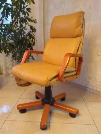 Продаю офісне крісло.
Гарне, зручне, натуральна шкіра.
Механізми справні. 

. . фото 3