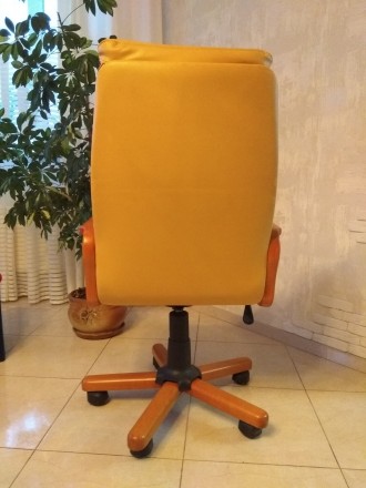 Продаю офісне крісло.
Гарне, зручне, натуральна шкіра.
Механізми справні. 

. . фото 6