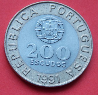 Монета Португалии 200 эскудо.
Би-металл: центр - медно-никелевый сплав, кольцо . . фото 2