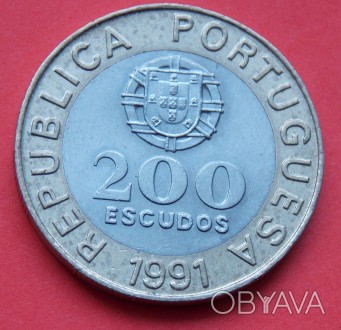 Монета Португалии 200 эскудо.
Би-металл: центр - медно-никелевый сплав, кольцо . . фото 1