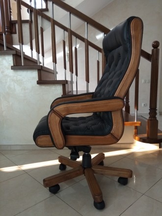 Продаю НОВЕ шкіряне офісне крісло для керівника.
Натуральна шкіра, дерево.
Які. . фото 9