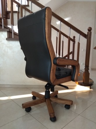 Продаю НОВЕ шкіряне офісне крісло для керівника.
Натуральна шкіра, дерево.
Які. . фото 13