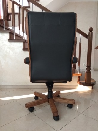 Продаю НОВЕ шкіряне офісне крісло для керівника.
Натуральна шкіра, дерево.
Які. . фото 11