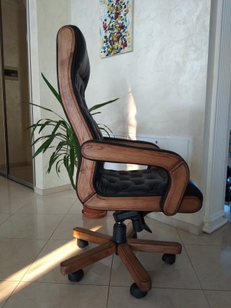 Продаю НОВЕ шкіряне офісне крісло для керівника.
Натуральна шкіра, дерево.
Які. . фото 5