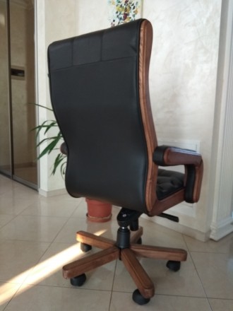 Продаю НОВЕ шкіряне офісне крісло для керівника.
Натуральна шкіра, дерево.
Які. . фото 6