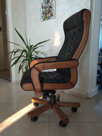 Продаю НОВЕ шкіряне офісне крісло для керівника.
Натуральна шкіра, дерево.
Які. . фото 9