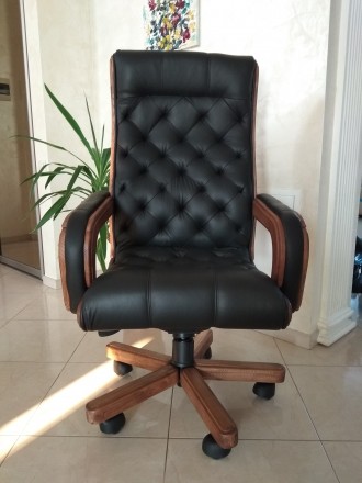 Продаю НОВЕ шкіряне офісне крісло для керівника.
Натуральна шкіра, дерево.
Які. . фото 3
