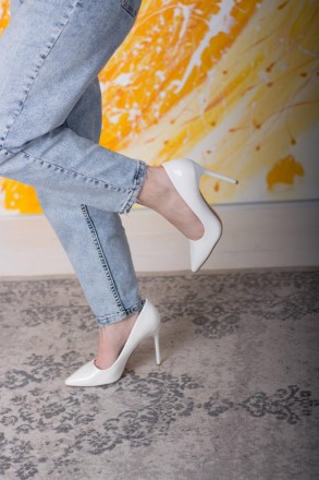 Женские туфли белые Usako 2635 Туфли женские выполнены из искусственной лакирова. . фото 3