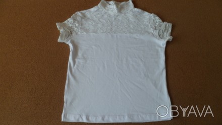 Блуза для девочки с коротким рукавом, выполнена из полотна вискоза с гипюровыми . . фото 1