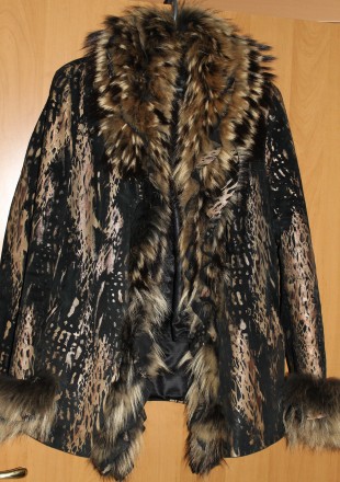 Куртка женская зимняя замшевая на подстёжке . Рукава и ворот до низа отделан нат. . фото 2