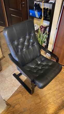 Продам кожаное кресло-качалку. Киев. фото 1 Продам кожаное кресло-качалку. Киев. фото 1