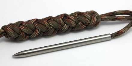 Игла используется для плетения некоторых видов темляков и браслетов из паракорда. . фото 2