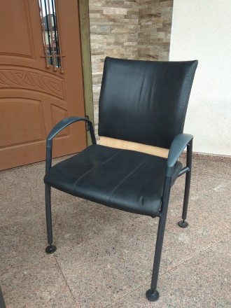 Продаю офісні крісла для відвідувачів.
Натуральна шкіра, гарний стан. Комфортні. . фото 5