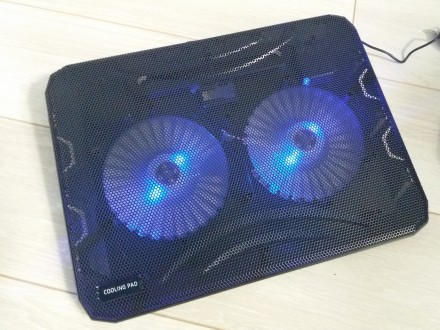 Охлаждающая подставка для ноутбука N130 с синей подсветкой. Имеет прочный корпус. . фото 2