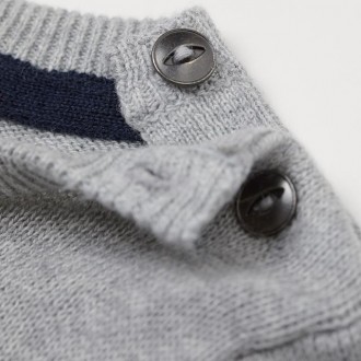 Вязаный свитер  H&M из мягкого хлопка с пуговицами на одном плече и рельефно. . фото 3
