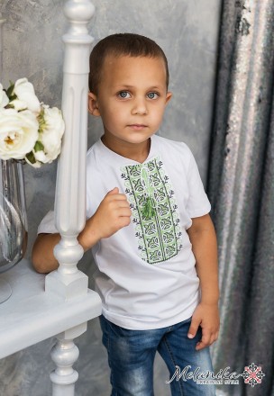 Модная вышиванка для мальчика белого цвета с зеленым орнаментом «Дем'янчик»
Разм. . фото 3