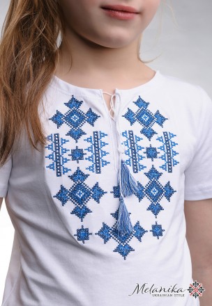 Вышитая футболка для девочки белого цвета «Звездное сияние» с синей вышивкой
Сос. . фото 3