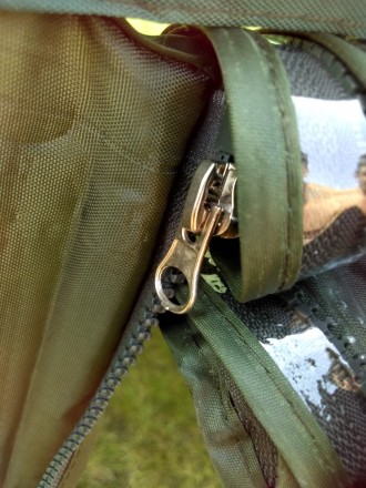Качественный рыболовный зонт цвета хаки. Обеспечит надежную защиту для рыболова . . фото 4