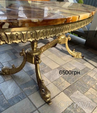Старинный журнальный столик в стиле барокко. Привезен из Европы. Форма - овал.
. . фото 1