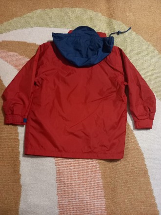 Лёгкая куртка-ветровка с капюшоном, мальчику. Цвет - красный, есть подкладка, сн. . фото 3