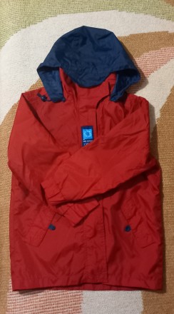 Лёгкая куртка-ветровка с капюшоном, мальчику. Цвет - красный, есть подкладка, сн. . фото 2