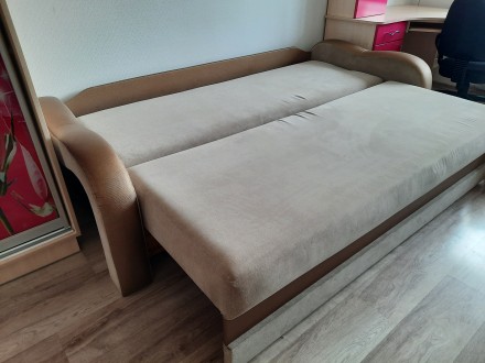 Зручний диван є 2 однакових
В хорошому стані. . фото 4