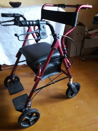 Продам складную инвалидную коляску-ходунки, новую. Очень удобная. Можно катить, . . фото 5