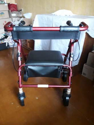 Продам складную инвалидную коляску-ходунки, новую. Очень удобная. Можно катить, . . фото 2